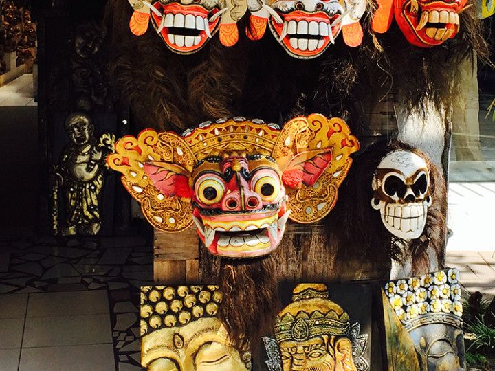 Foto: Eli Zubiria. Mascaras teatrales en una tienda de Ubud, Bali, Indonesia.