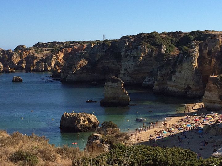 Foto: Eli Zubiria. Una de las múltiples playas de Lagos, en el Algarve, en Portugal.