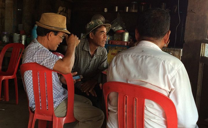 Foto: Eli Zubiria. camboyanos tomando café, en el mercado local
