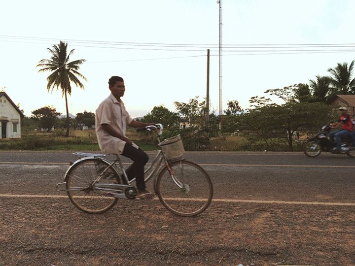 Foto:Eli Zubiria. Campesino camboyano en bicicleta