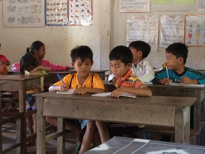 Foto: Eli Zubiria. Niños camboyanos en la escuela pública, en Kampot, dentro del proyecto de voluntariado de SOLS