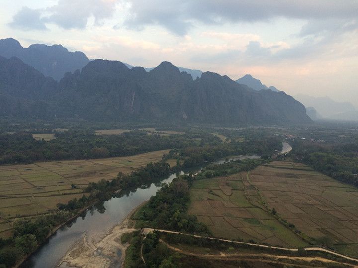 Foto: Eli Zubiria. Vistas de Van Vieng desde las alturas, en Laos.