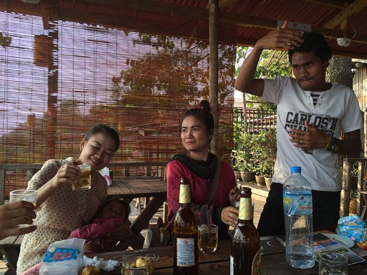 Foto :Eli Zubiria.Karaoke con locales en Pakse, Laos 