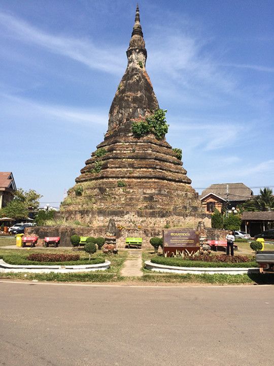 Foto: Eli Zubiria. La estupa negra deThat Dam, en Vientiane, Laos.