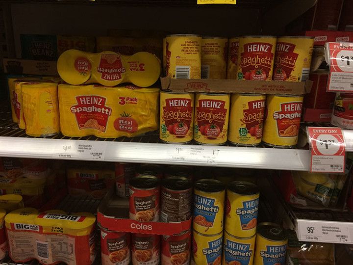  Latas de espagueti en el supermercado