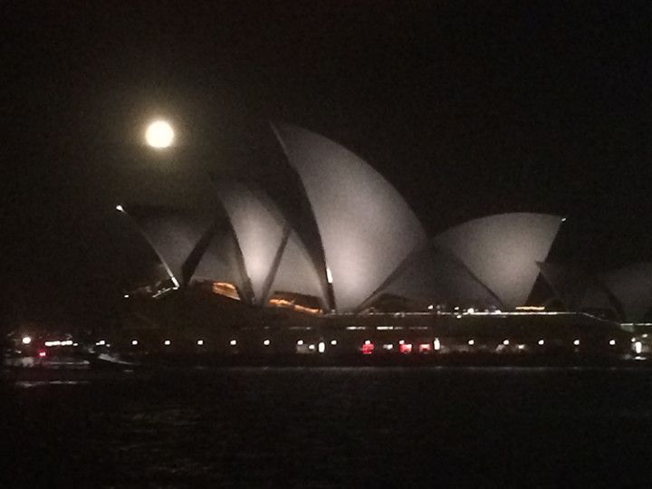 Foto: Eli Zubiria.Luna llena en el Sydney Opera House, Australia
