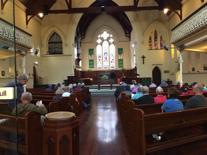 Foto: Eli Zubiria. Misa en una iglesia de Perth, en Australia.