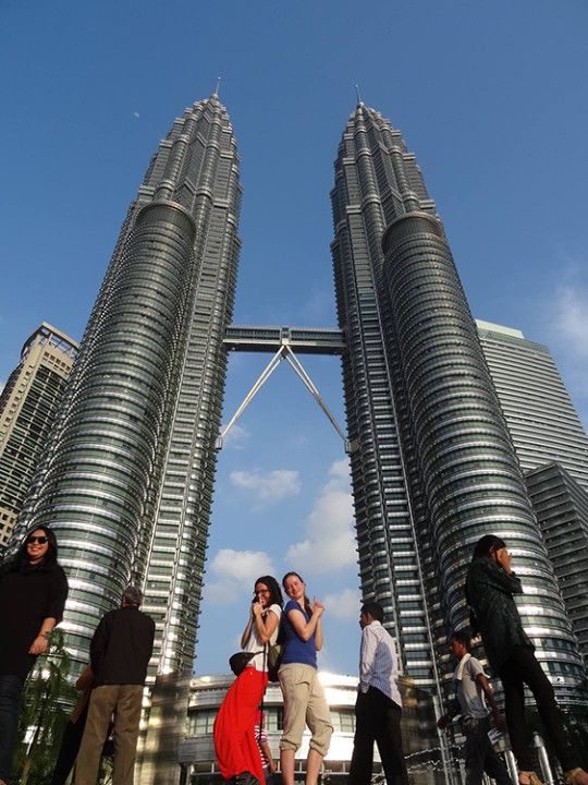 Con Julia en las Torres Petronas, en Kula Lumpur, Malasia.