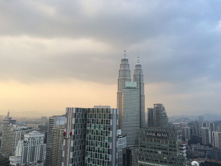 Foto: Eli Zubiria. Vistas de las torres Petronas desde el bar helo_lounge, en Kuala Lumpur, Malasia