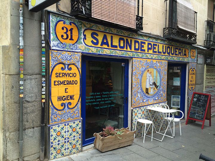 Foto: Eli Zubiria. Entrada de la Cafetería El Mar, en Lavapiés, Madrid.