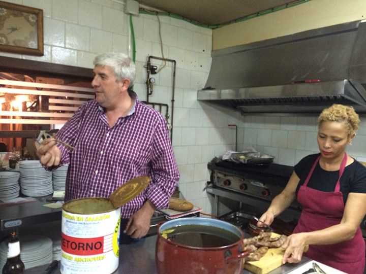 Foto: Eli Zubiria. José Luis y Scarlet en la cocina de la posada de Alcudia.